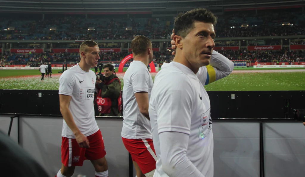 Robert Lewandowski razem z kolegami z reprezentacji odbył rundę honorową wokół Stadionu Śląskiego Robert Lewandowski razem z kolegami z reprezentacji odbył rundę honorową wokół Stadionu Śląskiego