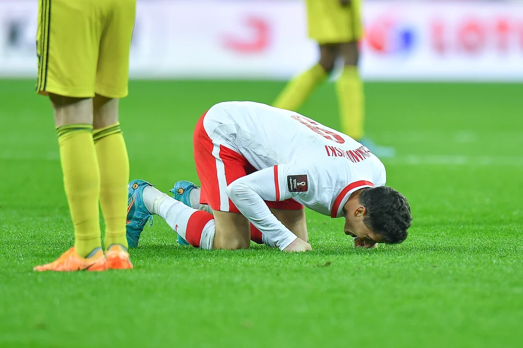 Polska - Szwecja. Robert Lewandowski zdobył ważną bramkę z rzutu karnego