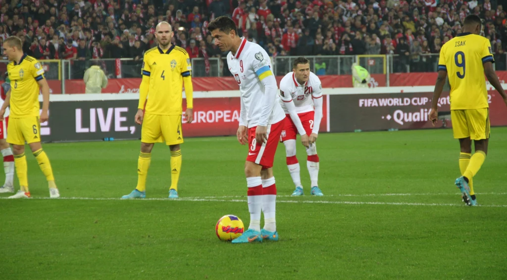 Mecz Polska - Szwecja. Robert Lewandowski podchodzi do rzutu karnego