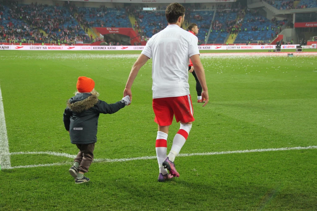 Mecz Polska - Szwecja. Bartosz Bereszyński z dzieckiem