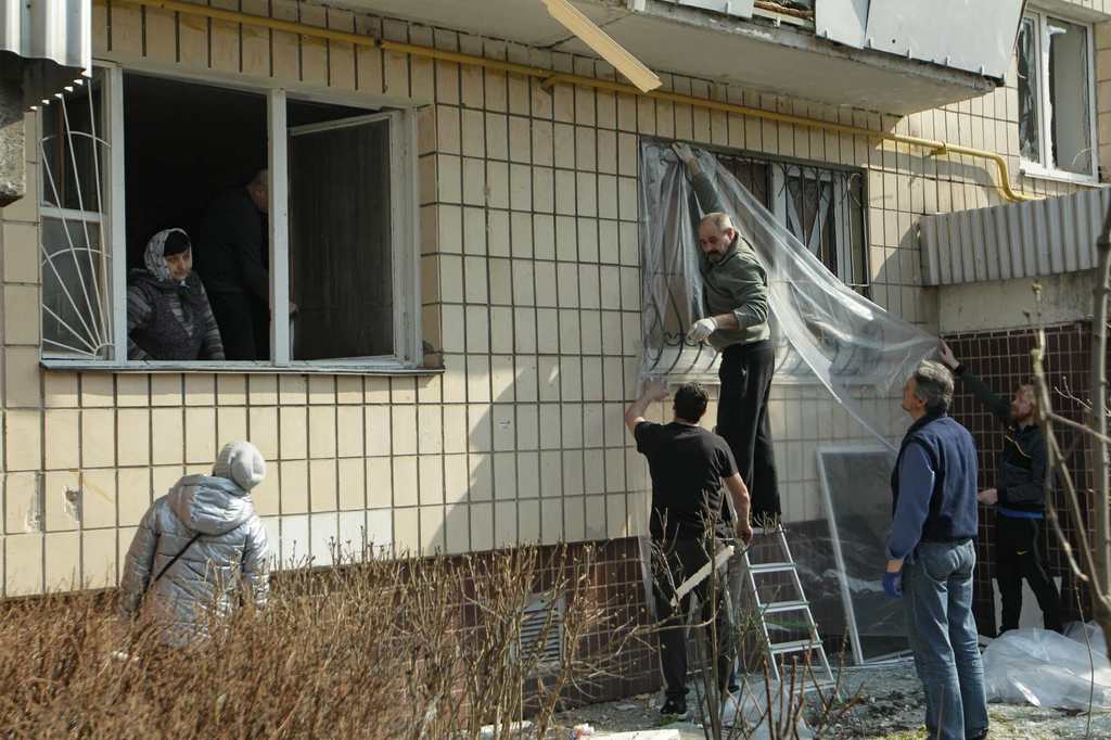 Ukraińcy odbudowują swoje domy i miejsca pracy po rosyjskiej agresji Ukraińcy odbudowują swoje domy i miejsca pracy po rosyjskiej agresji