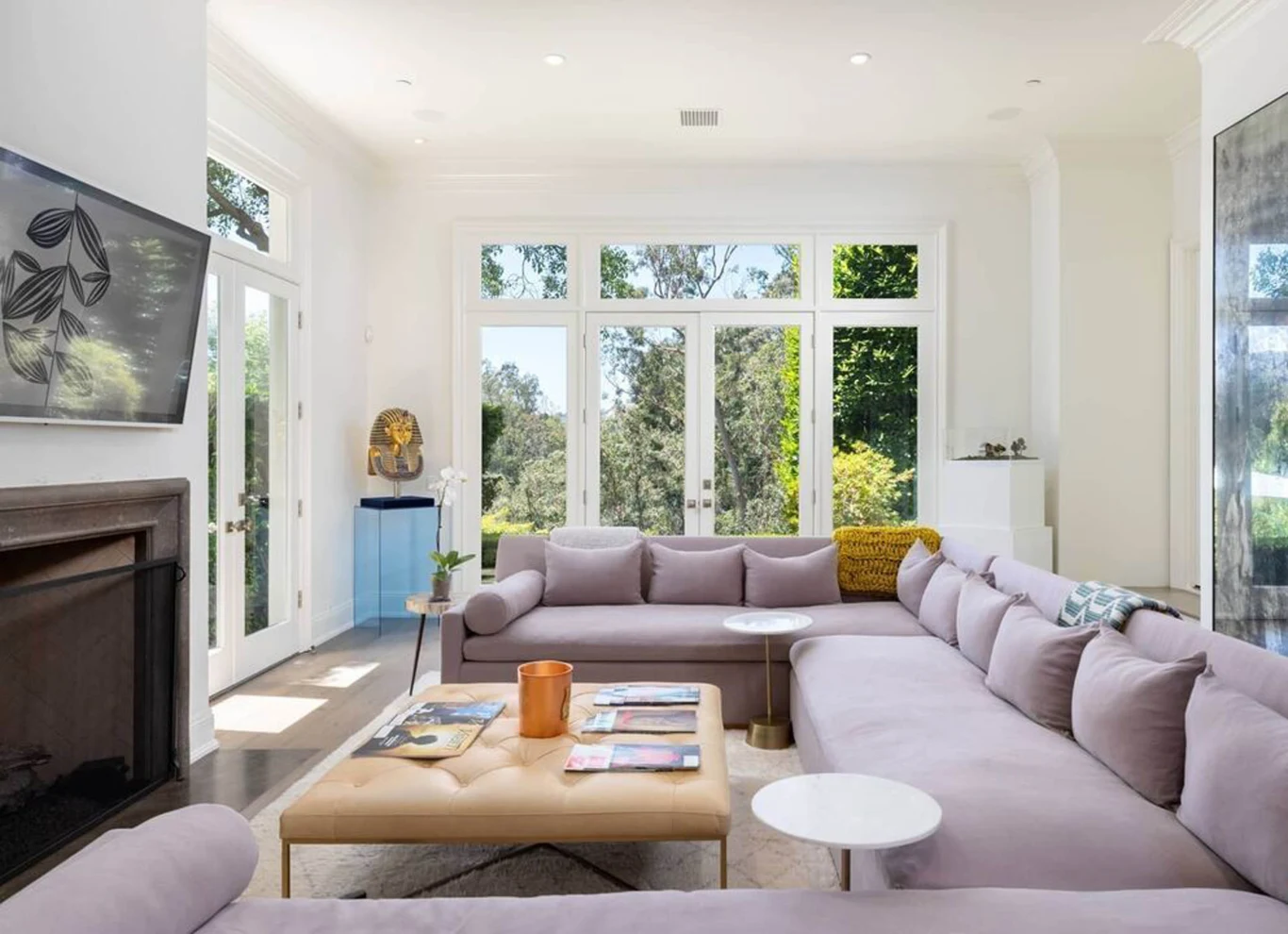 Dom trafił w ręce gwiazdy niecałe 5 lat temu, wówczas kupiła go za 18 milionów dolarów. To i tak zaledwie mały wycinek jej gigantycznego majątku – gwiazda za udział w „American Idol” otrzymuje 25 milionów dolarów za sezon. Za ostatnią trasę koncertową w Las Vegas zarobiła natomiast aż 168 milionów dolarów! Dom trafił w ręce gwiazdy niecałe 5 lat temu, wówczas kupiła go za 18 milionów dolarów. To i tak zaledwie mały wycinek jej gigantycznego majątku – gwiazda za udział w „American Idol” otrzymuje 25 milionów dolarów za sezon. Za ostatnią trasę koncertową w Las Vegas zarobiła natomiast aż 168 milionów dolarów!