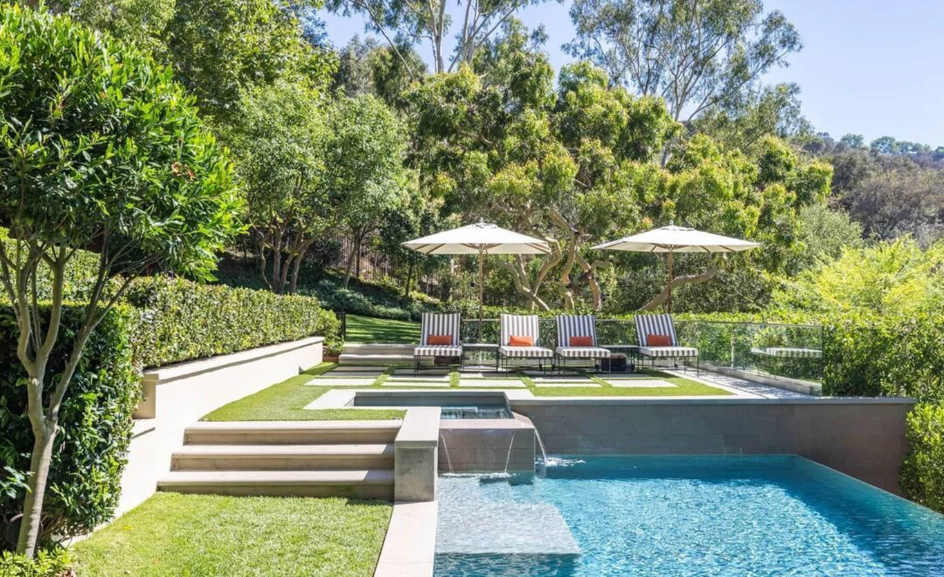 Katy Perry pozbywa się swojej willi. Zaciszna rezydencja piosenkarki w Beverly Hills Port Office w Kalifornii jest jednym z wielu gwiazdorskich domów w okolicy. Gwiazda chce za nią 19,5 miliona dolarów. Katy Perry pozbywa się swojej willi. Zaciszna rezydencja piosenkarki w Beverly Hills Port Office w Kalifornii jest jednym z wielu gwiazdorskich domów w okolicy. Gwiazda chce za nią 19,5 miliona dolarów.