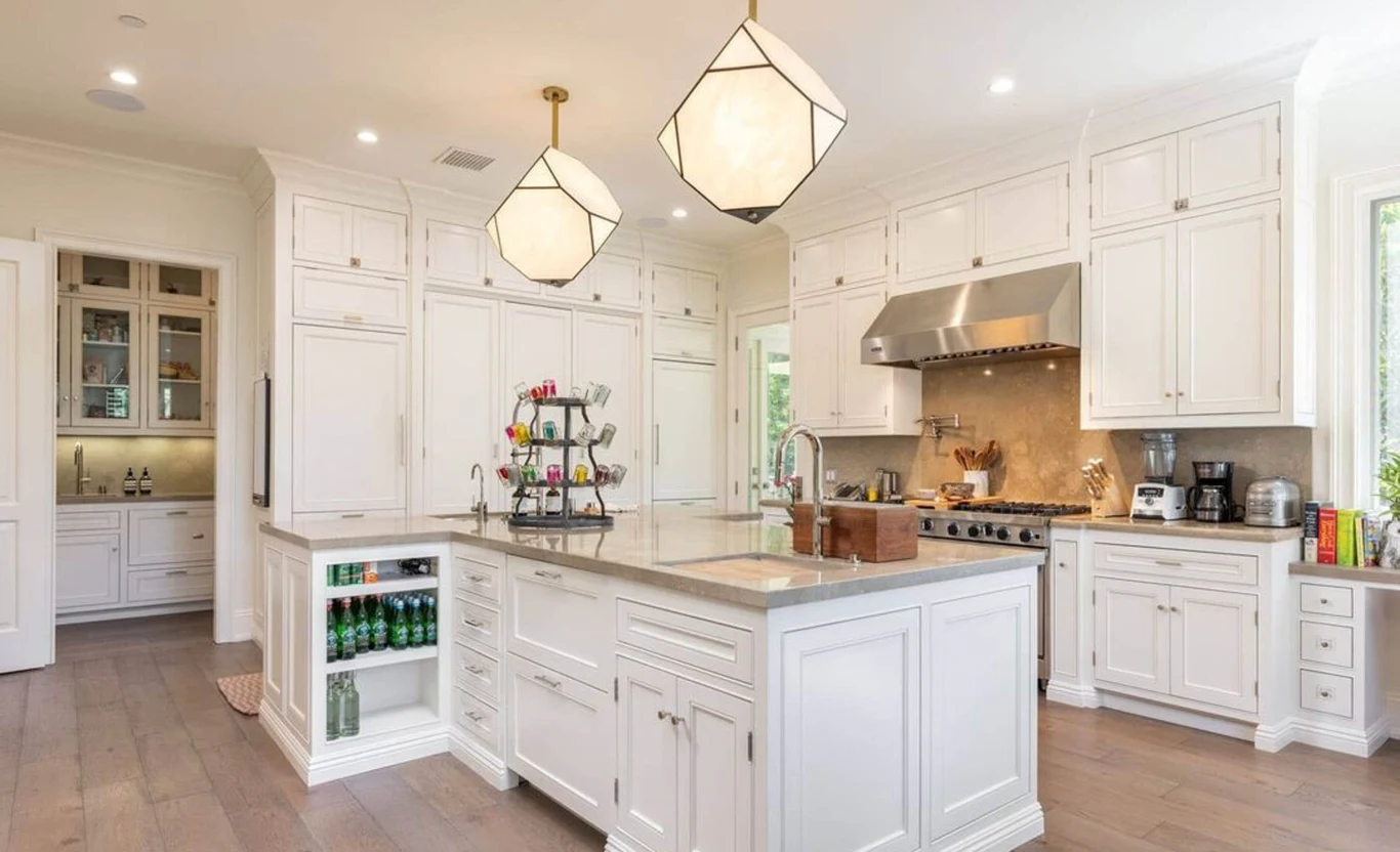 40-arowa działka, na której znajdują się włości piosenkarki ma przestrzeń także na wypoczynek. W pobliżu domu znajduje się duży basen i wyłożony płytkami taras. Willa ukryta jest za masywną bramą, a wśród wyposażenia rezydencji znajdują się eleganckie meble. Miłośnicy sportowego stylu życia mogą skorzystać z siłowni, a później także ze zlokalizowanej nieopodal sauny. 40-arowa działka, na której znajdują się włości piosenkarki ma przestrzeń także na wypoczynek. W pobliżu domu znajduje się duży basen i wyłożony płytkami taras. Willa ukryta jest za masywną bramą, a wśród wyposażenia rezydencji znajdują się eleganckie meble. Miłośnicy sportowego stylu życia mogą skorzystać z siłowni, a później także ze zlokalizowanej nieopodal sauny.