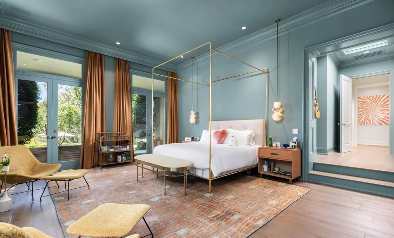 Rezydencja położona na dyskretnej działce w Coldwater Canyon znajduje się w okolicy domów m.in. Jennifer Lawrence, Nicole Kidman i Keitha Urbana, a także Penelope Cruz i Javiera Bardema. Kupujący willę może stać się także sąsiadem Adele, która w tej dzielnicy ma aż trzy domy. Rezydencja położona na dyskretnej działce w Coldwater Canyon znajduje się w okolicy domów m.in. Jennifer Lawrence, Nicole Kidman i Keitha Urbana, a także Penelope Cruz i Javiera Bardema. Kupujący willę może stać się także sąsiadem Adele, która w tej dzielnicy ma aż trzy domy.