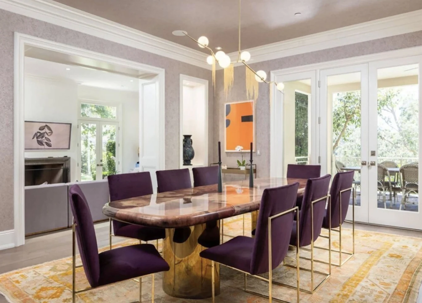 W domu gwiazdy, który trafił właśnie w ręce agencji nieruchomości, można przespać się w jednej z pięciu sypialni, lub też wykąpać się w jednej z pięciu łazienek. W domu gwiazdy, który trafił właśnie w ręce agencji nieruchomości, można przespać się w jednej z pięciu sypialni, lub też wykąpać się w jednej z pięciu łazienek.