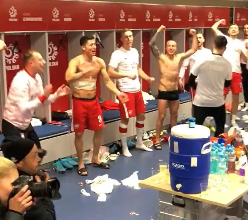 Kamil Grosicki był wodzierejem w szatni po meczu ze Szwecją. Obok niego Robert Lewandowski z obandażowanymi żebrami