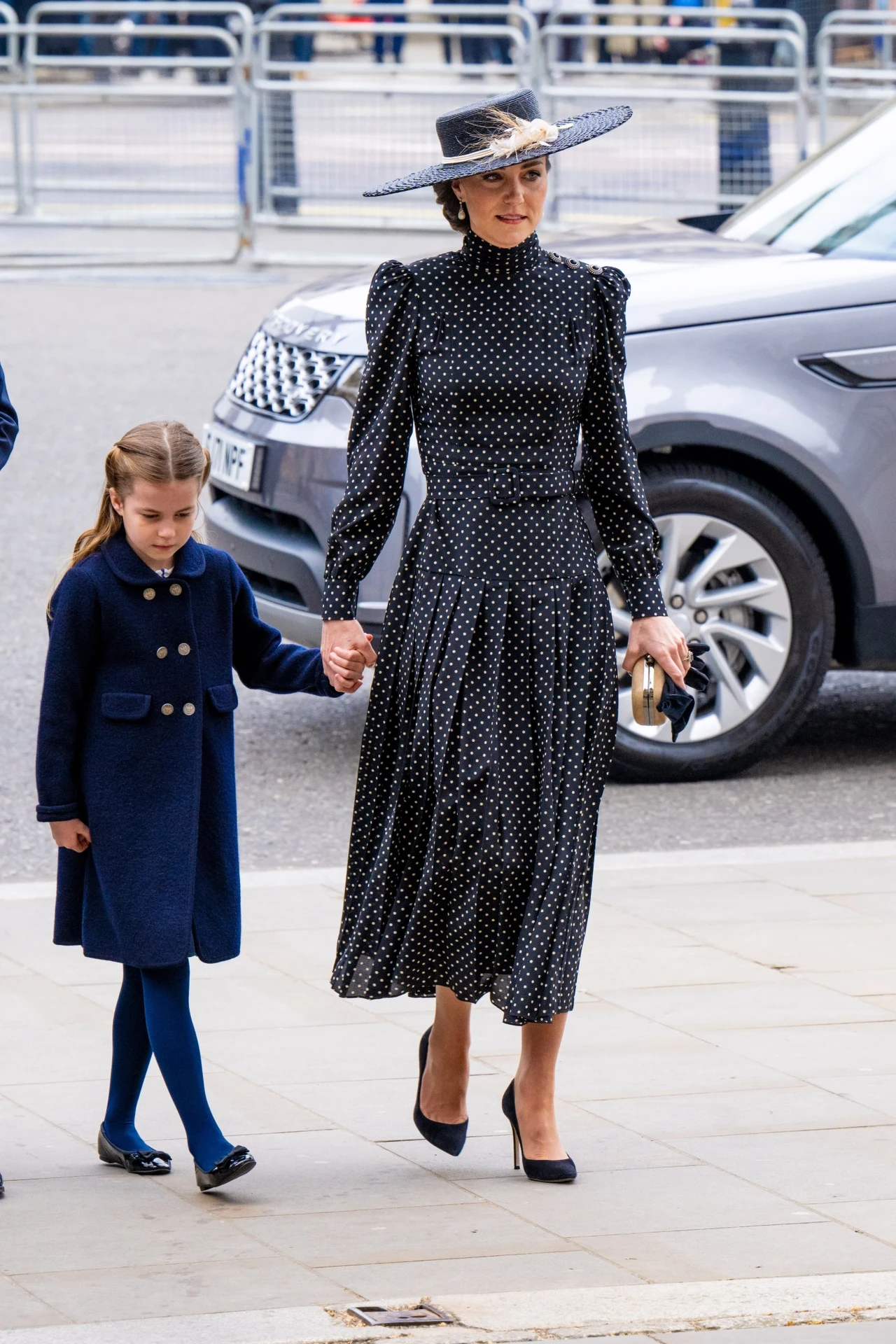 Rodzina królewska na nabożeństwie za księcia Filipa