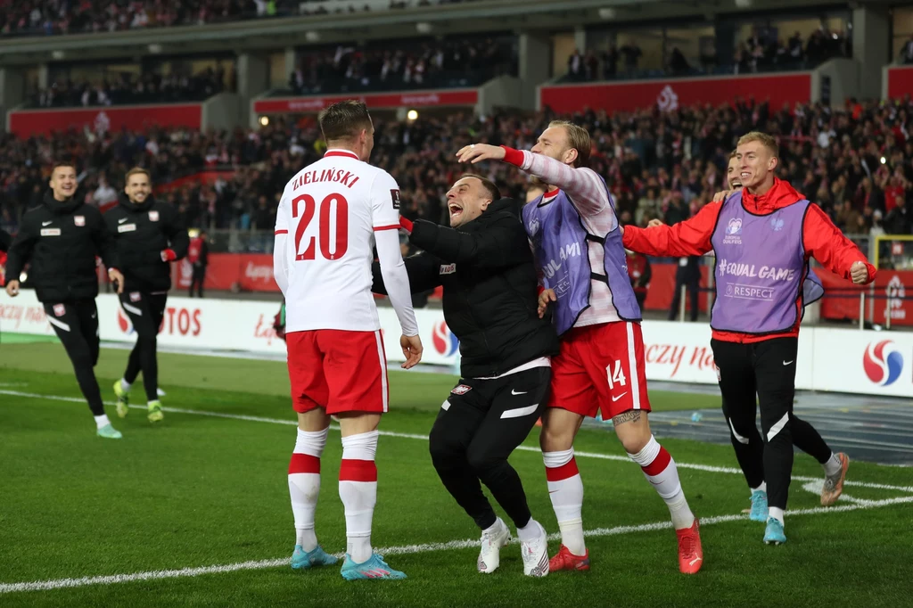 Kamil Grosicki, drugi od lewej, na razie ma łatwe zadanie, bo atmosfera w kadrze jest dobra po awansie do MŚ