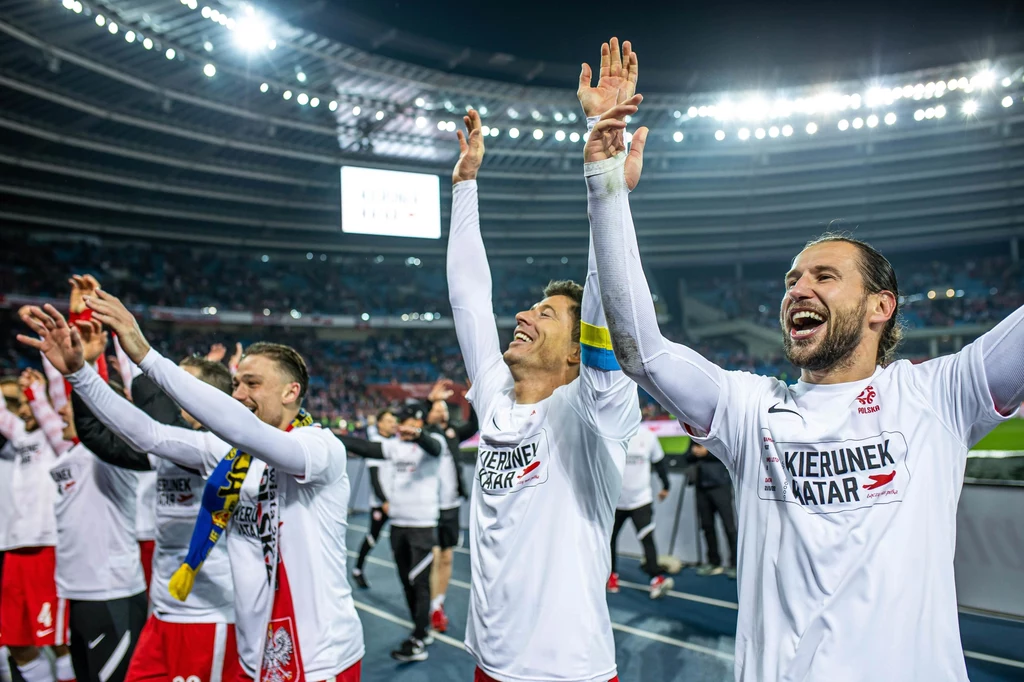 Polska - Szwecja. Matty Cash, Robert Lewandowski i Grzegorz Krychowiak świętujący awans na mundial
