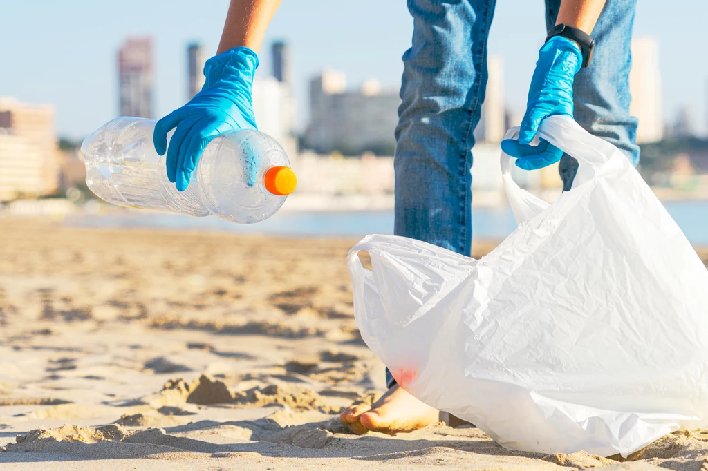 Podczas akcji zbierania śmieci mieszkanka Wielkiej Brytanii znalazła na plaży prawdziwy skarb! 