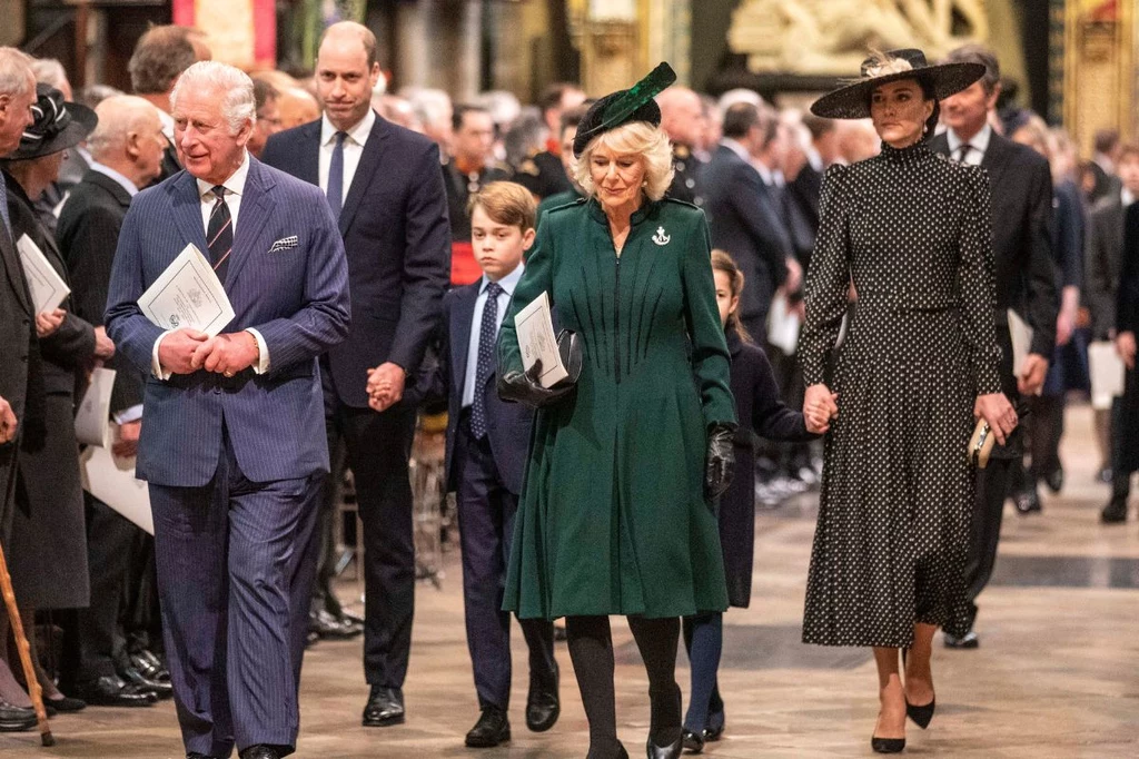 Rodzina królewska pojawiła się na mszy ku pamięci księcia Filipa 