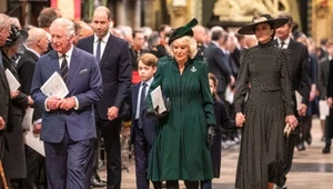 Rodzina królewska pojawiła się na mszy ku pamięci księcia Filipa 