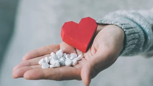 Aspiryna ma udowodniony wpływ na poprawę funkcjonowania serca. Warto mieć ją w domowej apteczce