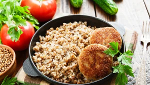 Dodawaj kaszę gryczaną do posiłków jak najczęściej. Obniżysz glikemię, poprawisz funkcje serca i tarczycy