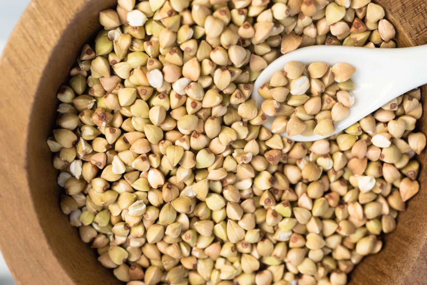 Kasza nieprażona zawiera więcej białka roślinnego, a także więcej potasu, witaminy B3 i magnezu