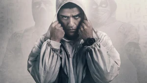 Oscar Isaac na plakacie serialu "Moon Knight"