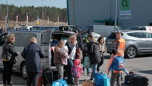 Uchodźcy z terenów Ukrainy przed ośrodkiem recepcyjnym w halach Centrum Targowo-Wystawienniczego Ptak Warsaw Expo w Nadarzynie