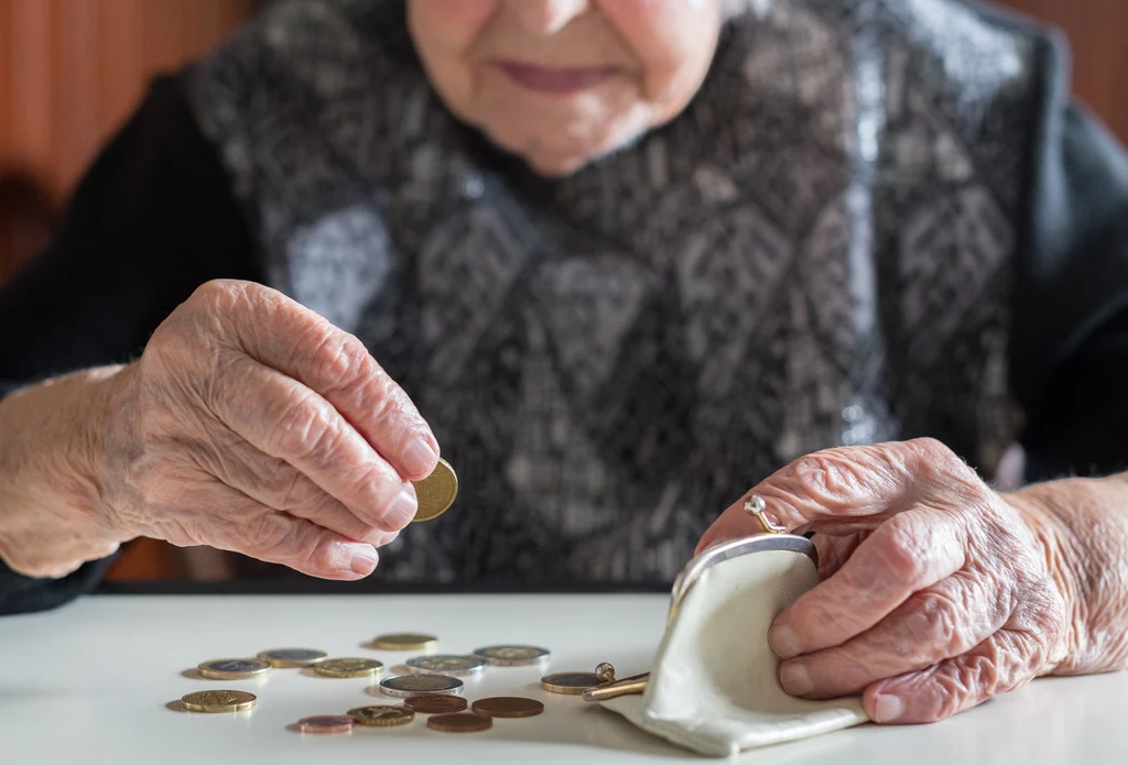 Najmniejszą emeryturę otrzymuje kobieta, która przepracowała jeden dzień na umowie zlecenie
