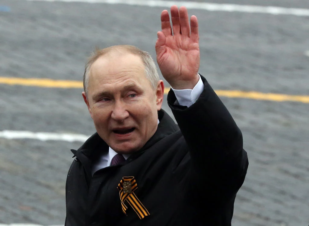 Władimir Putin chętnie nosi tę wstążkę. W innych krajach to symbol piętna i niewoli