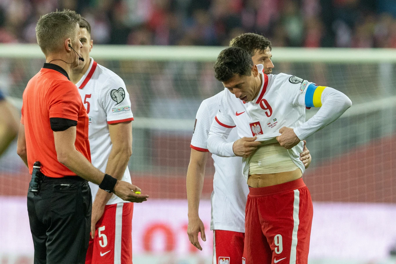 Robert Lewandowski grał mecz z opatrunkiem Robert Lewandowski grał mecz z opatrunkiem