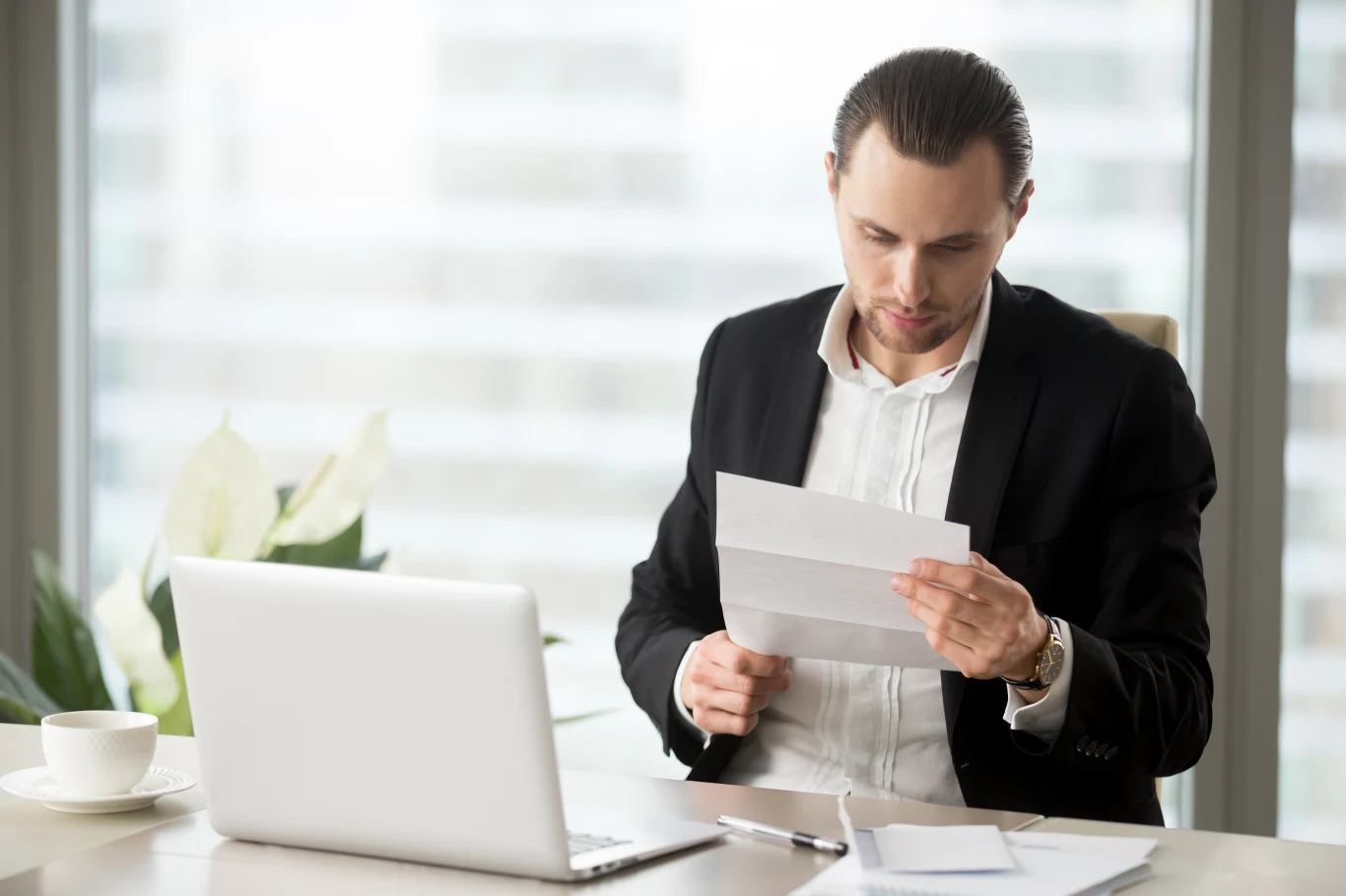 Według danych Głównego Urzędu Statystycznego, przeciętne miesięczne wynagrodzenie brutto dla pracowników administracji publicznej w 2022 roku wyniosło 7287,79 zł brutto.