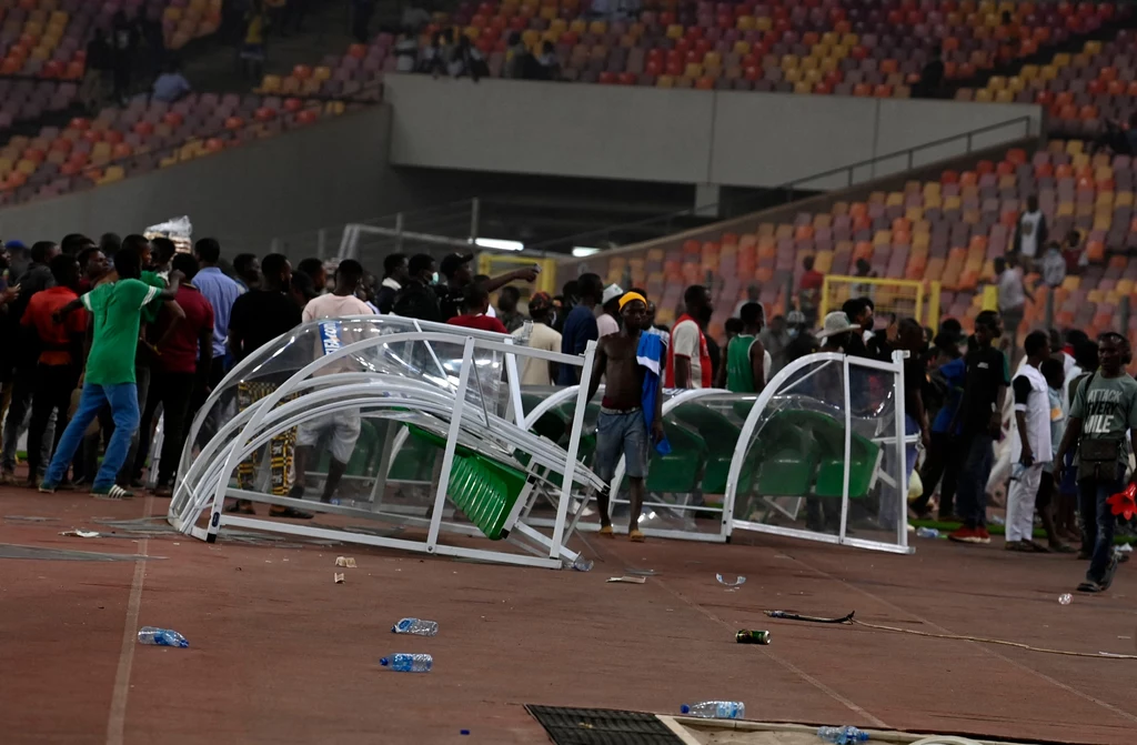 Zamieszki na stadionie w Abudży po meczu Nigeria - Ghana Zamieszki na stadionie w Abudży po meczu Nigeria - Ghana