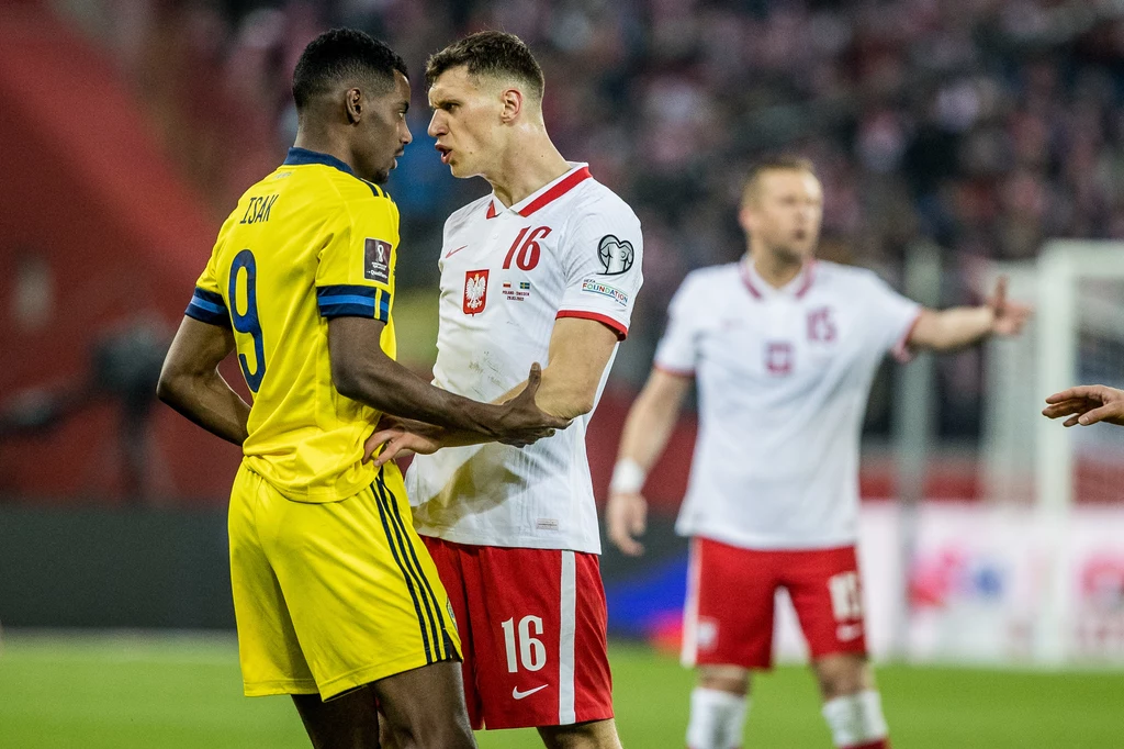 Polska - Szwecja. Krystian Bielik i Alexander Isak podczas słownej utarczki