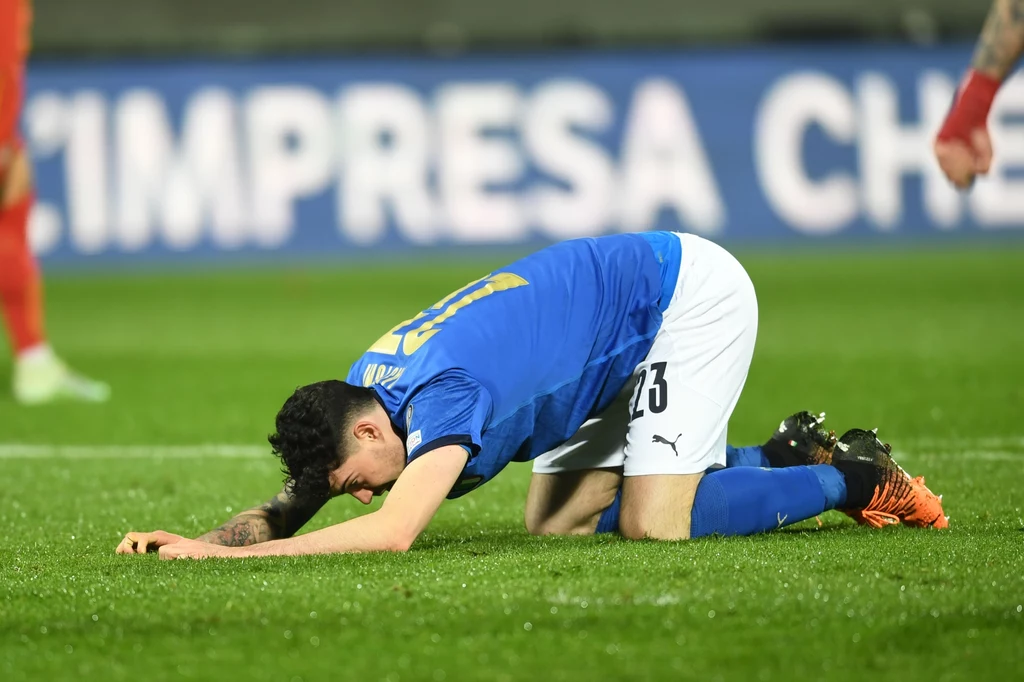 Zrozpaczony Alessandro Bastoni po porażce z Macedonią Północną 0-1 Zrozpaczony Alessandro Bastoni po porażce z Macedonią Północną 0-1