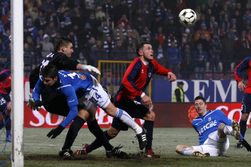 5 grudnia 2009 r. we Wronkach Maciej Nalepa zatrzymał Lecha Poznań. Na zdjęciu powstrzymuje Semira Sztilicia. W środku obrońca Piasta Mateusz Kowalski. Z prawej na murawie Robert Lewandowski 5 grudnia 2009 r. we Wronkach Maciej Nalepa zatrzymał Lecha Poznań. Na zdjęciu powstrzymuje Semira Sztilicia. W środku obrońca Piasta Mateusz Kowalski. Z prawej na murawie Robert Lewandowski