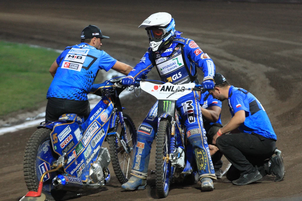 Bartosz Zmarzlik szykuje się do biegu w Grand Prix Bartosz Zmarzlik szykuje się do biegu w Grand Prix