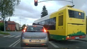 Czy trzeba przepuszczać autobus ruszający z przystanku? Jedna ważna zasada