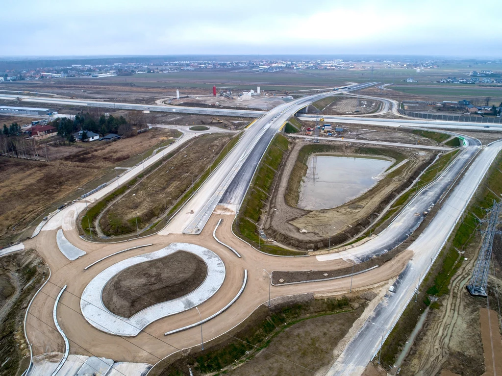 W tym roku ma zakończyć się budowa 100 km autostrad i 100 km dróg ekspresowych