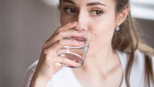 Przyjmowanie zbyt dużej ilości płynów może być szkodliwe dla naszego zdrowia