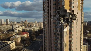 Kijów - uszkodzony blok po ataku Rosjan 26 lutego 2022 r.