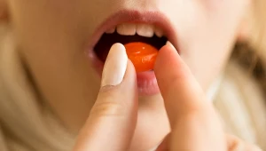 Cukierek podany osobie z hipoglikemią, która ma zaburzenia świadomości lub straciła przytomność, może doprowadzić do zadławienia