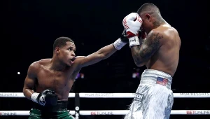 Devin Haney (z lewej)