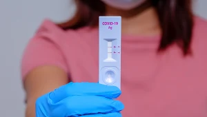 W Wielkiej Brytanii ponowne zakażenia zdarzają się dziesięciokrotnie częściej niż na początku pandemii