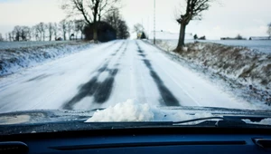 Zima wróciła. Kierowcy muszą uważać na śnieg na drogach