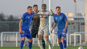 Rok temu Legia grała sparing z Dynamem na zgrupowaniu w Dubaju. W środku Paweł Wszołek, pierwszy z prawej Tomasz Kędziora