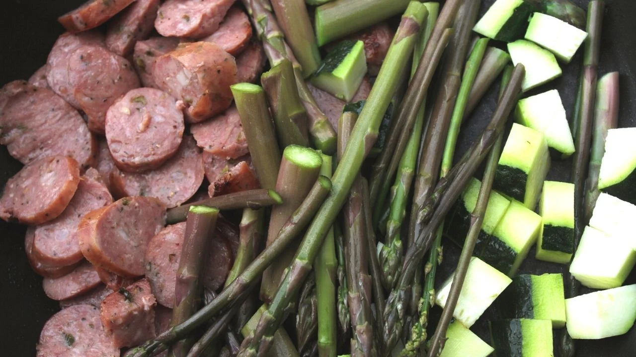 Szparagi zawierają wiele cennych aminokwasów, które znajdziemy m.in. w mięsie