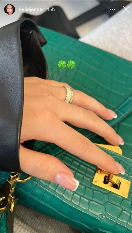 Pierścionek na dłoni Kylie Jenner. Źródło: @kyliejenner