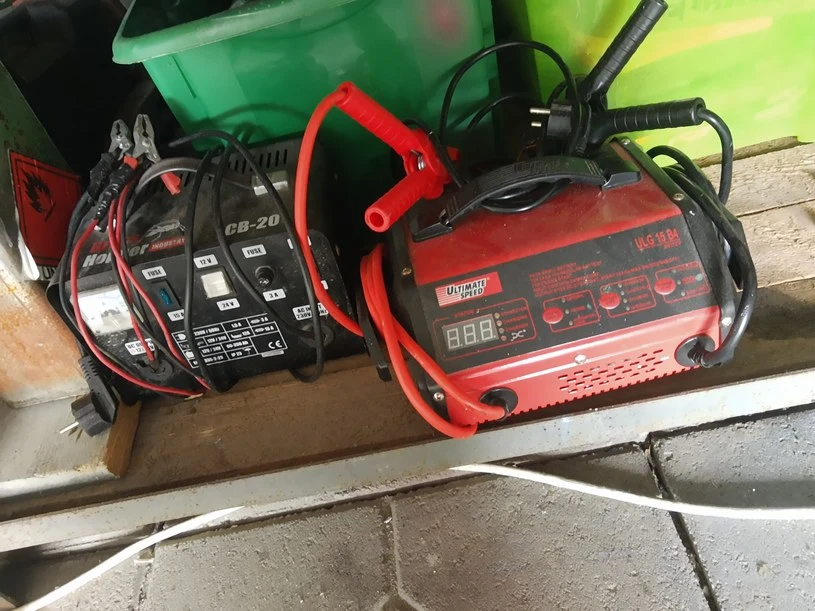 Jak prawidłowo ładować akumulator? Warto zainwestować w elektroniczną ładowarkę - zapewnia największe bezpieczeństwo i żywotność baterii