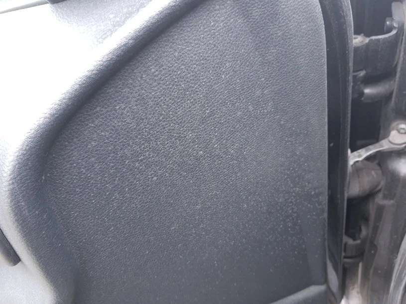 To nie brud tylko grzyb! Pomoże dokładne mycie i pozbycie się z auta nadmiaru wilgoci. Warto też sprawdzić drożność odpływów