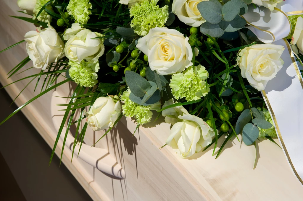 Praca w zakładzie pogrzebowym nie należy do najłatwiejszych. Podczas wykonywania obowiązków należy mieć na uwadze przede wszystkim bezpieczeństwo sanitarne