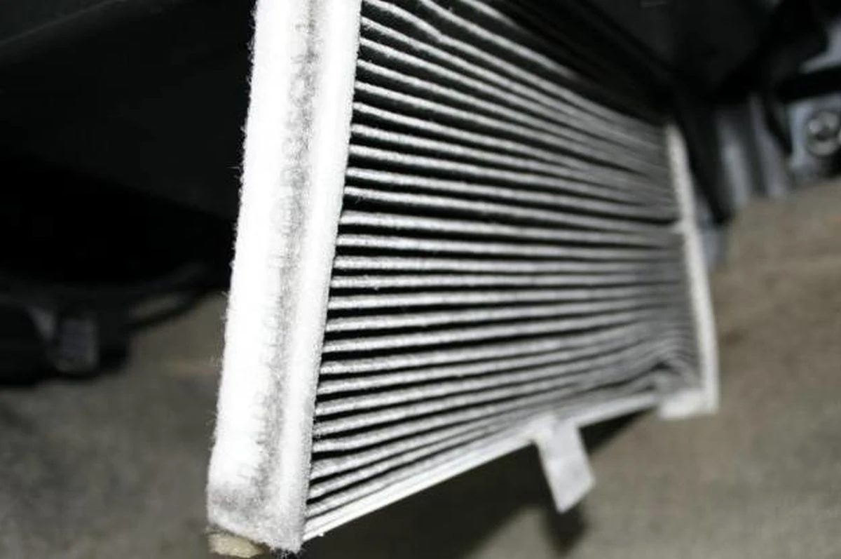 Filtr przeciwpyłkowy po zimie bywa siedliskiem grzybów i bakterii. Warto go wymienić.