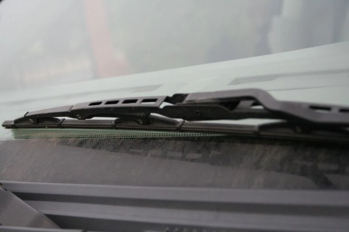 Po zimie pióra wycieraczek często nadają się wyłącznie do wymiany