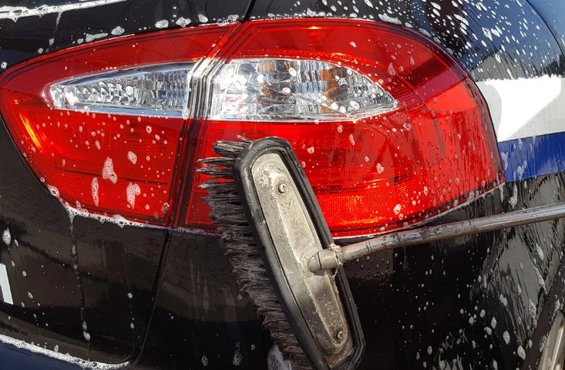 Szczotki niszczą lakier, ale po zimie warto z nich skorzystać, żeby usunąć z zakamarków karoserii sól