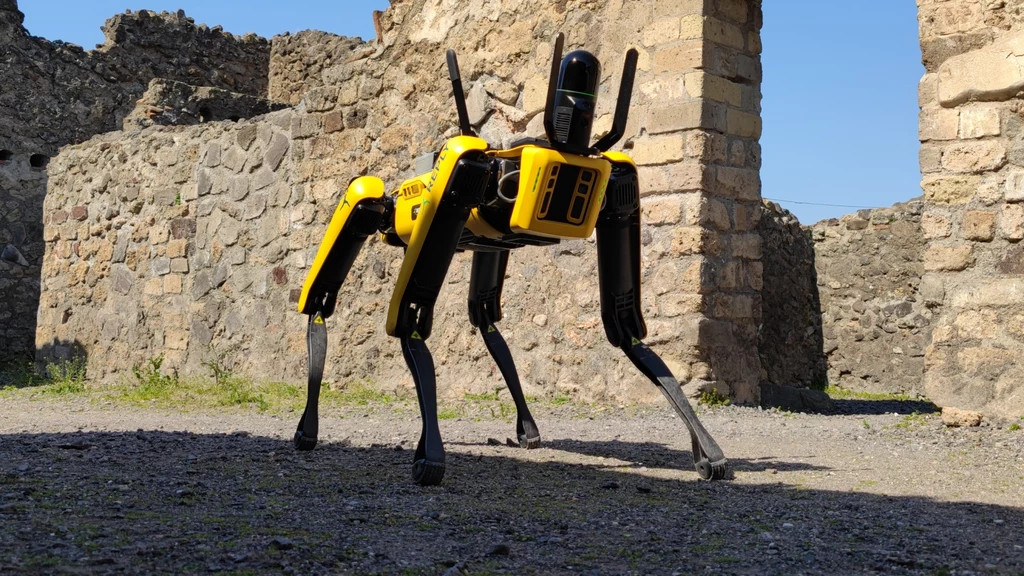 Robot Spot od Boston Dynamics patroluje Pompeje