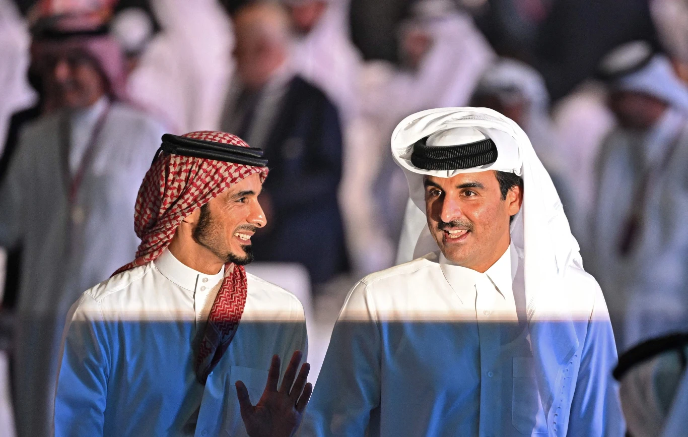 Katarski Emir Szejk Tamim bin Hamad al-Thani (po prawej) i jego brat Szejk Jassim bin Hamad al-Thani podczas losowania mistrzostw świata 2022 w Katarze